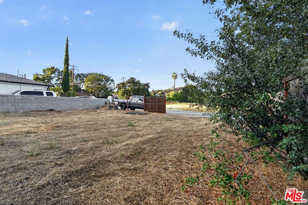 0 Castaic Road Castaic, CA 91384 - Photo 22 of 34 a backyard of a house with lots of green space
