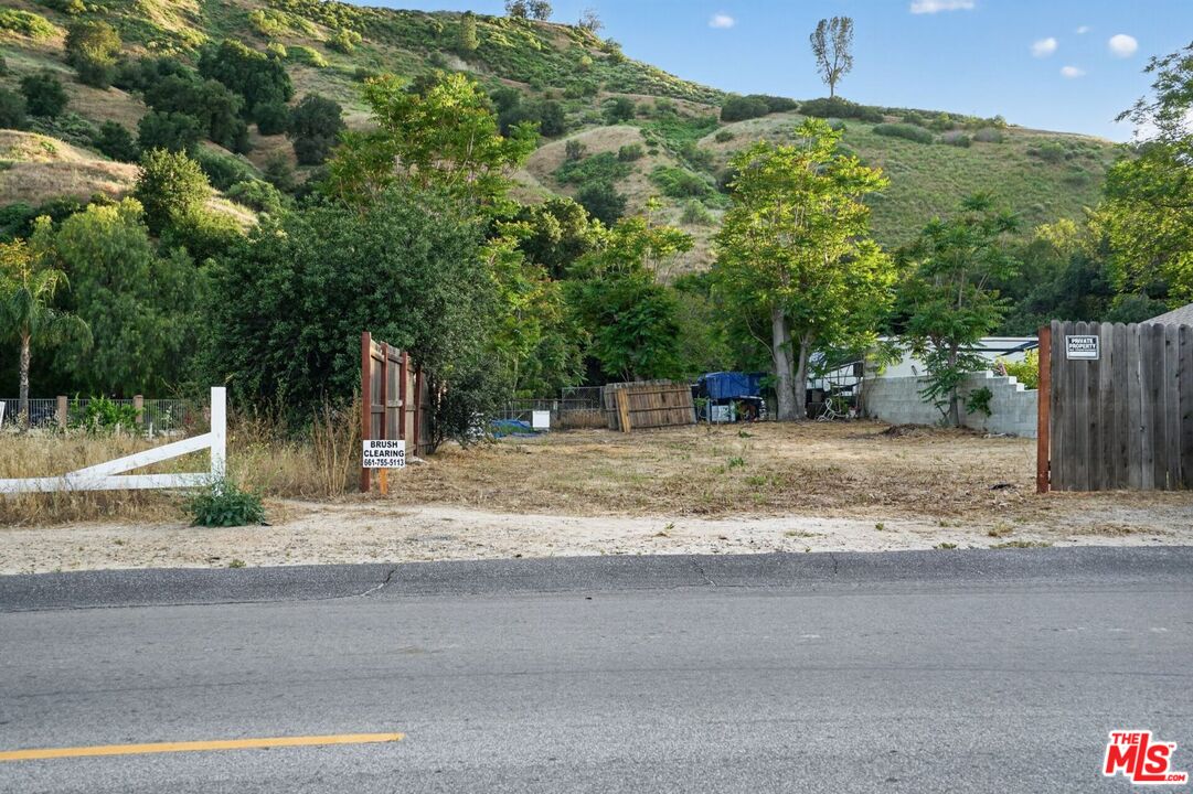 0 Castaic Road Castaic, CA 91384 - Photo 23 of 34 a view of a yard with street