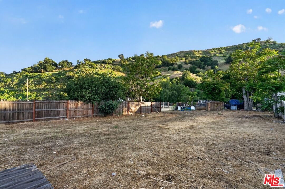 0 Castaic Road Castaic, CA 91384 - Photo 32 of 34 a backyard of a house with lots of green space