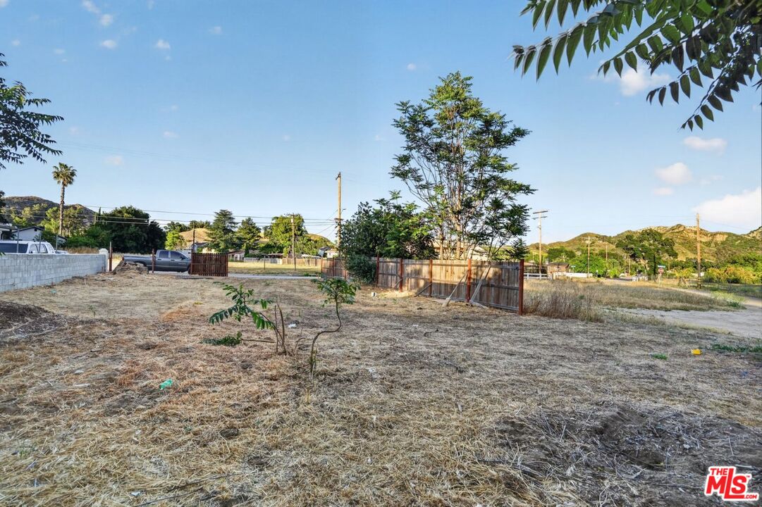 0 Castaic Road Castaic, CA 91384 - Photo 5 of 34 a view of a yard