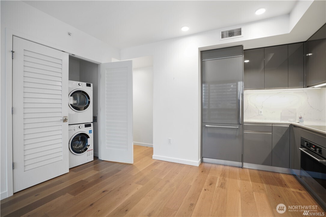 1808 Minor Avenue, Unit 905 Seattle, WA 98101 - Photo 5 of 33 a view of washer and dryer in a kitchen