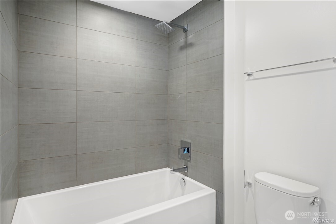 1808 Minor Avenue, Unit 905 Seattle, WA 98101 - Photo 9 of 33 a bathroom with a bathtub and a toilet