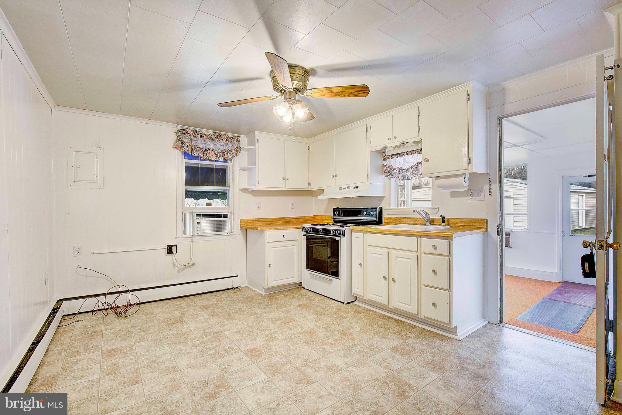 609 Powhatan Beach Road Pasadena, MD 21122 - Photo 8 of 48 Gallery Image 8