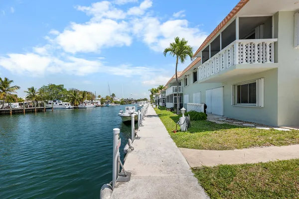 a view of a house with yard