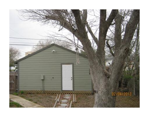 3461 Lawnview Street Corpus Christi, TX 78411 - Photo 2 of 10 a backyard of a house with lots of green space