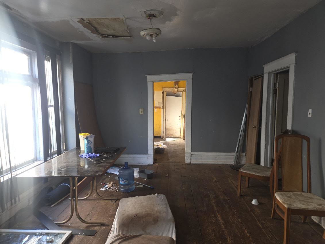 433 West 103rd Street Chicago, IL 60628 - Photo 10 of 11 a living room with furniture