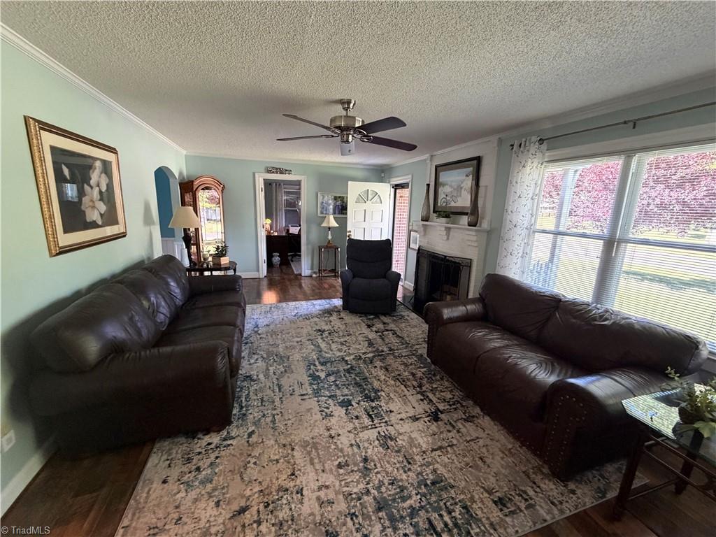 921 North Franklin Road Mount Airy, NC 27030 - Photo 11 of 34 Living Room