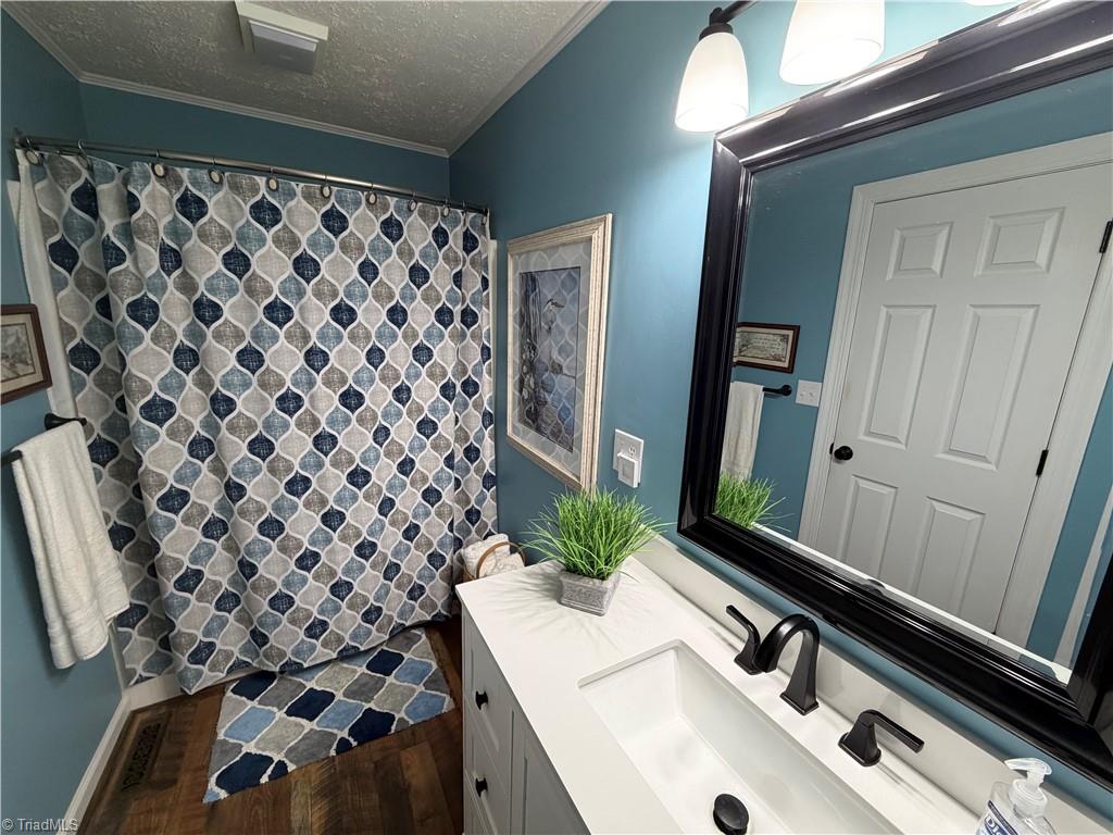 921 North Franklin Road Mount Airy, NC 27030 - Photo 16 of 34 Hallway full bath