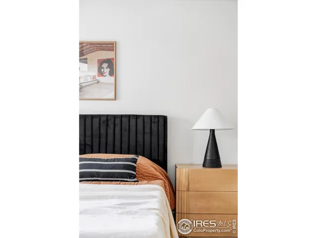 a en suite bathroom with a double vanity sink and mirror