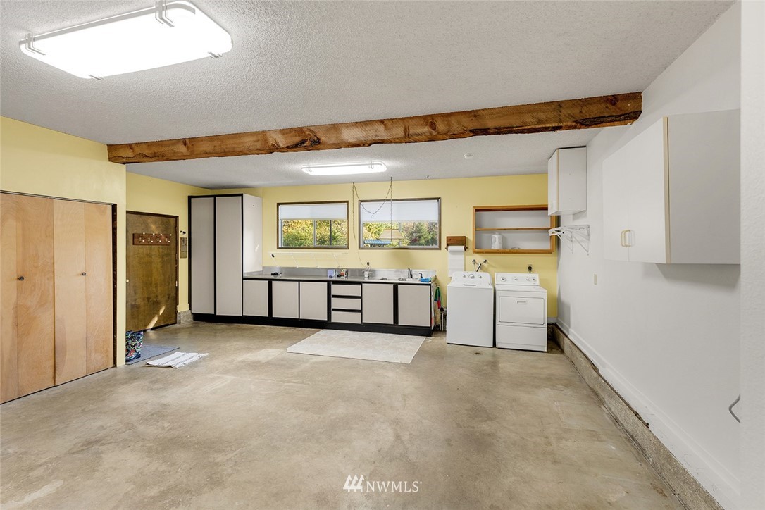 1381 Wynoochee Valley Road Montesano, WA 98563 - Photo 23 of 40 a big room with closet and windows