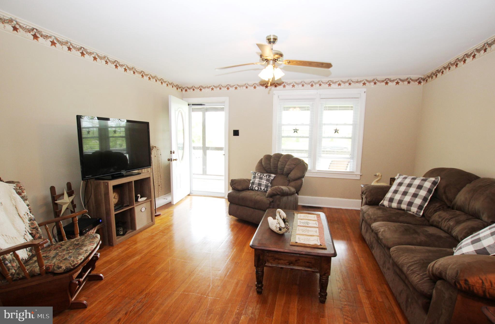 10011 Charles Town Road Ranson, WV 25438 - Photo 8 of 42 Living Room