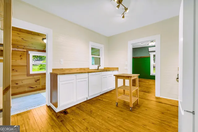 a view of a kitchen and dining room