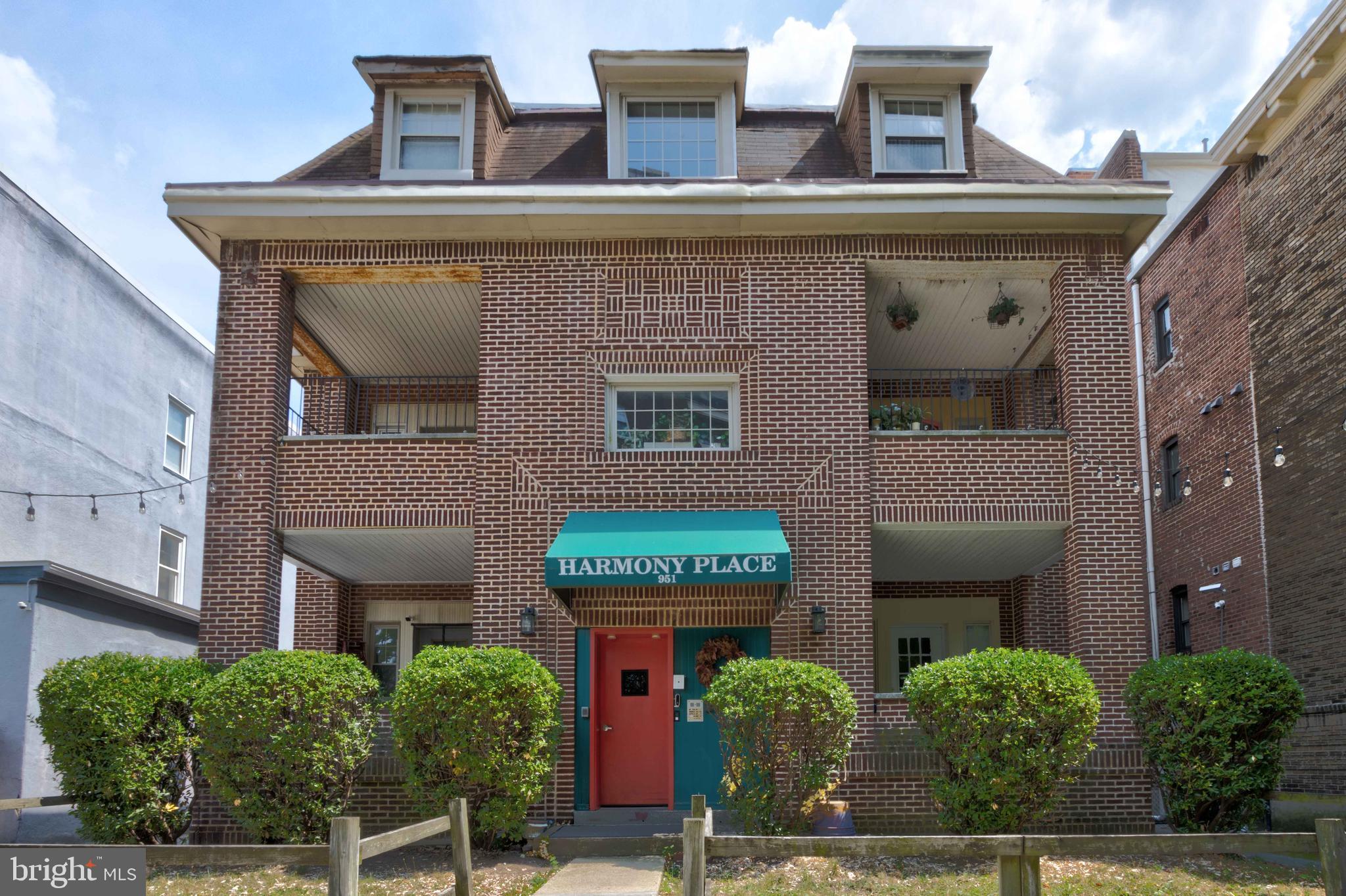 951 Brooks Lane, Unit 1C Baltimore, MD 21217 - Photo 3 of 21 a front view of a building