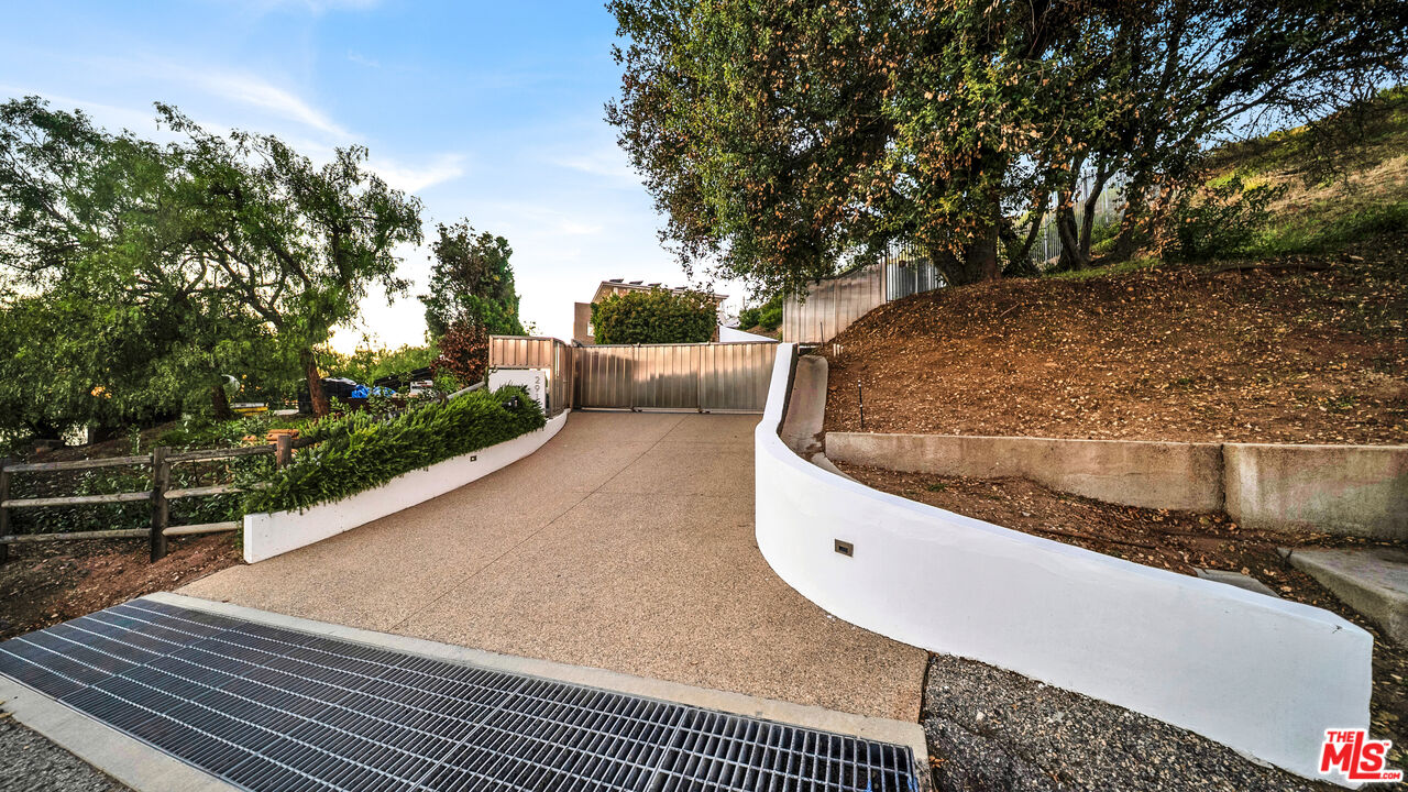 2915 Tuna Canyon Road Topanga, CA 90290 - Photo 6 of 45 a view of a back yard