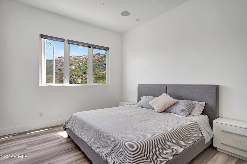 990 Alta Vista Road Simi Valley, CA 93063 - Photo 17 of 36 a bedroom with a bed and a window