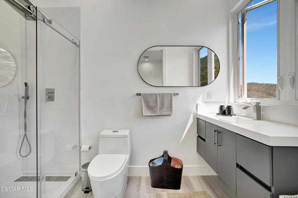990 Alta Vista Road Simi Valley, CA 93063 - Photo 18 of 36 a bathroom with a toilet sink a mirror and vanity
