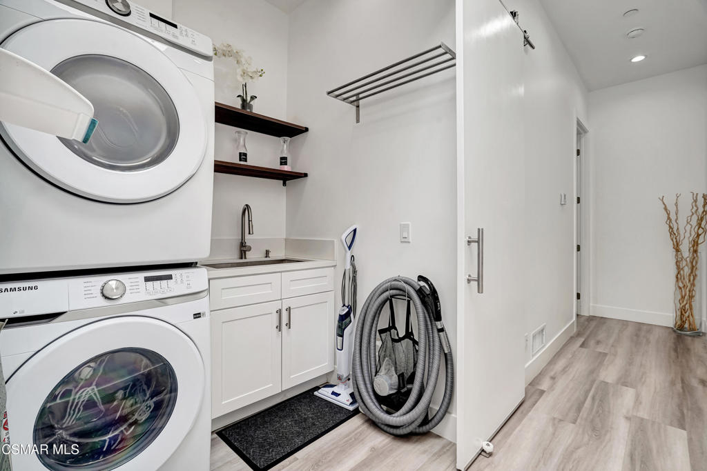 990 Alta Vista Road Simi Valley, CA 93063 - Photo 20 of 36 a utility room with sink dryer and washer