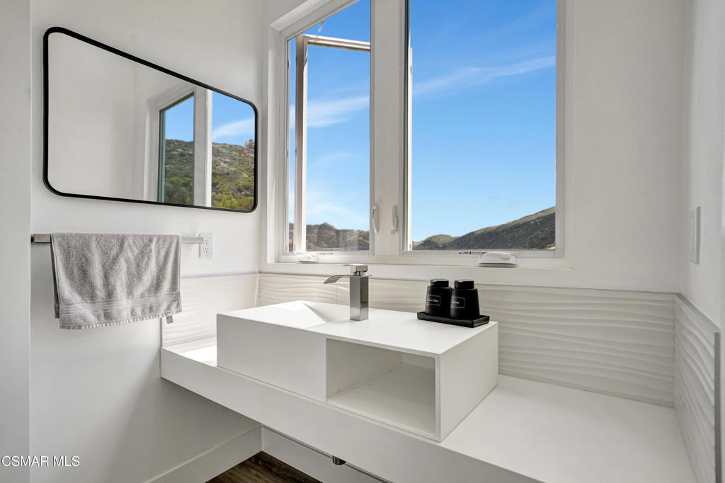 990 Alta Vista Road Simi Valley, CA 93063 - Photo 23 of 36 a bathroom with a sink and a mirror