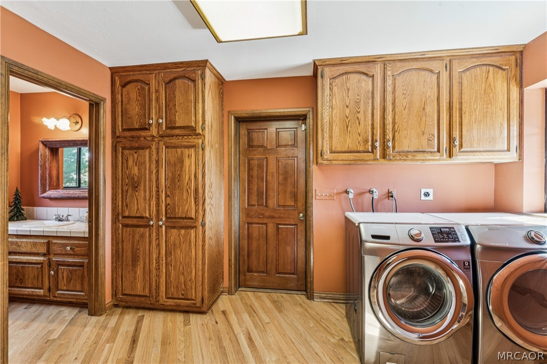 28994 North Shore Road Lake Arrowhead, CA 92352 - Photo 24 of 50 a view of a hallway with washer and dryer
