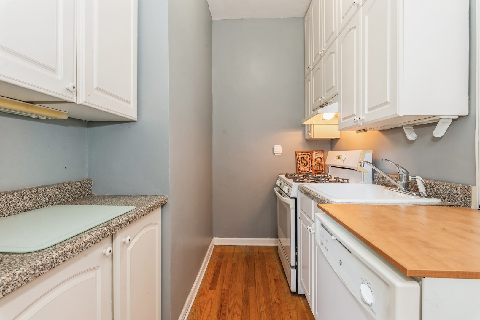 5555 North Sheridan Road, Unit 131 Chicago, IL 60640 - Photo 8 of 24 a kitchen that has a sink and a stove