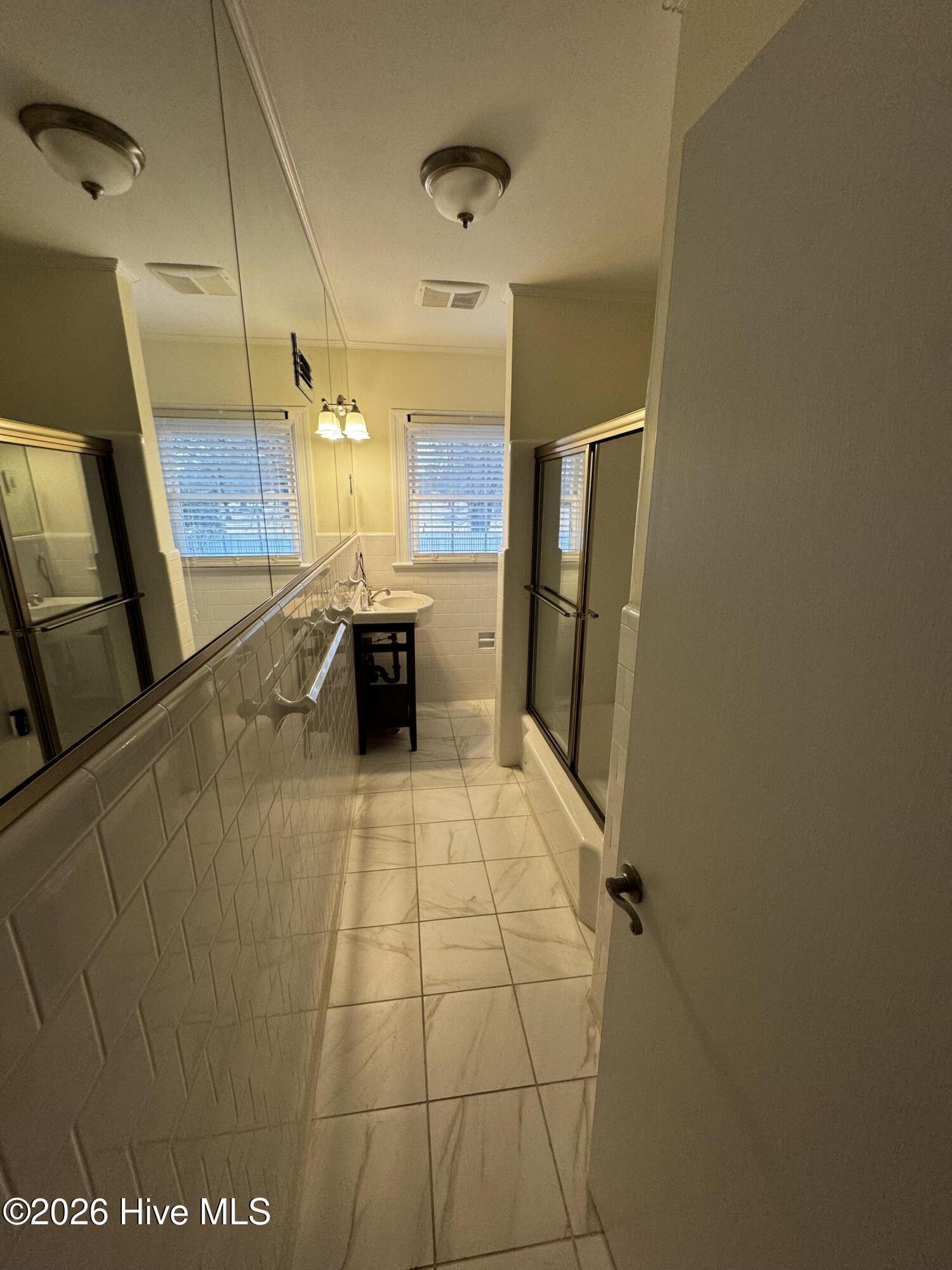 1220 Stockton Road Kinston, NC 28504 - Photo 15 of 23 Hall bath