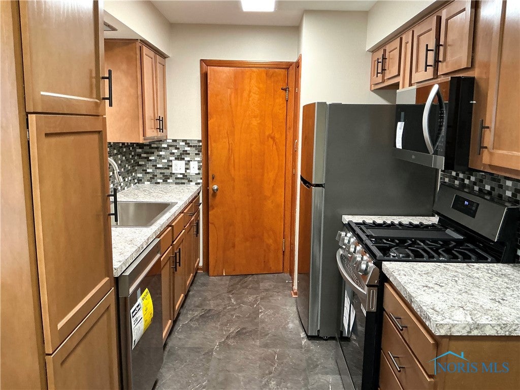 3537 Sherbrooke Road Toledo, OH 43613 - Photo 16 of 42 kitchen