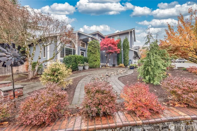 a view of a house with a yard
