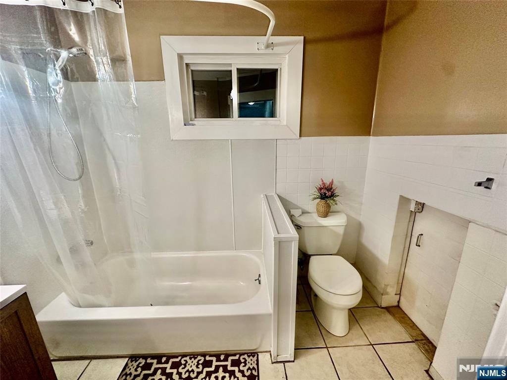 546 Victory Avenue, Unit 2 Ridgefield, NJ 07657 - Photo 12 of 14 a bathroom with a toilet and a bathtub