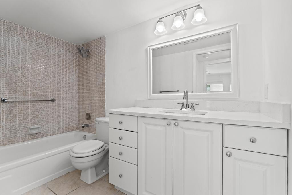 2044 Hythe A Boca Raton, FL 33434 - Photo 21 of 34 DSC04918