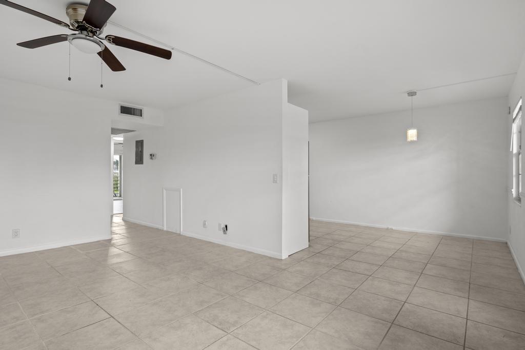 2044 Hythe A Boca Raton, FL 33434 - Photo 6 of 34 DSC04870