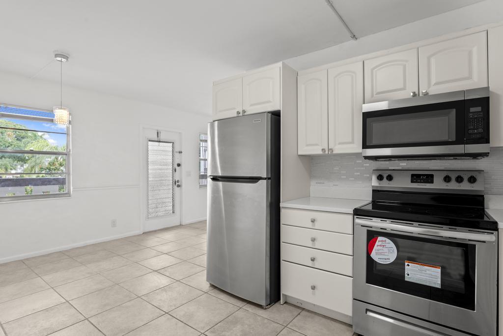 2044 Hythe A Boca Raton, FL 33434 - Photo 8 of 34 DSC04882