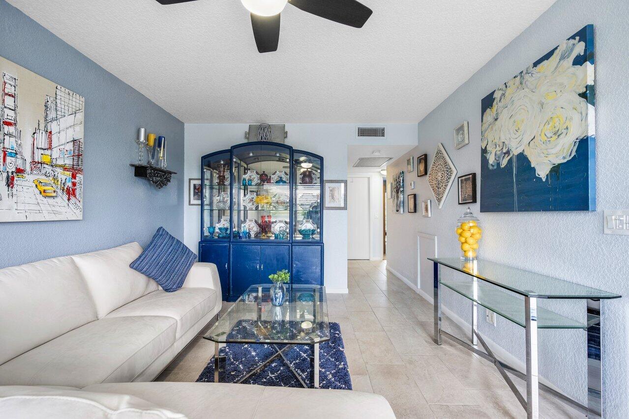 4034 Lincoln B, Unit 4034 Boca Raton, FL 33434 - Photo 10 of 29 Living Room