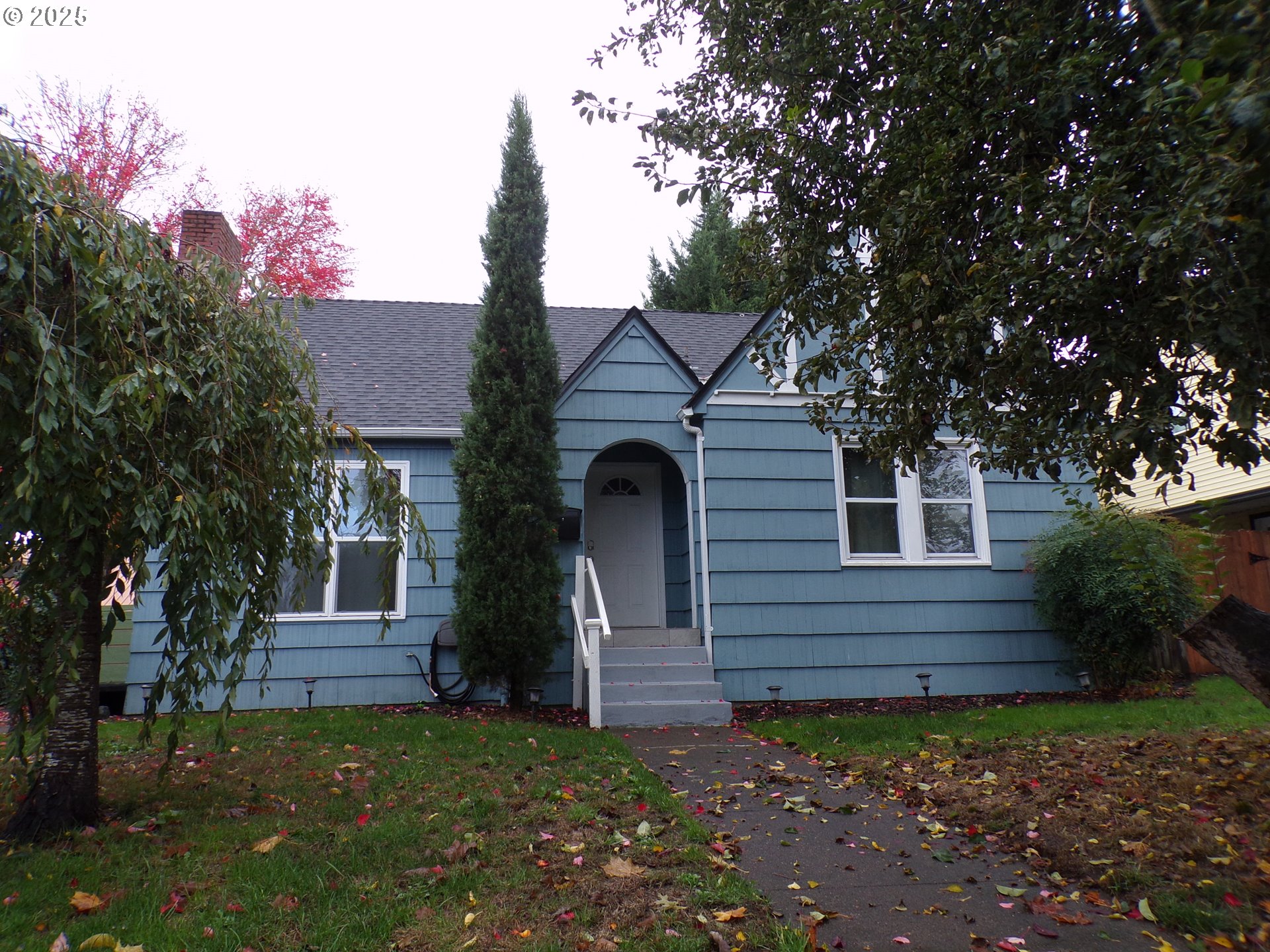960 Shipping Street Northeast Salem, OR 97301 - Photo 1 of 29 a front view of a house with garden