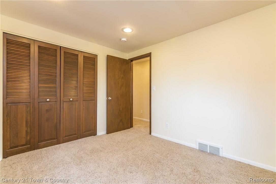2080 Avoncrest Court Rochester, MI 48309 - Photo 17 of 39 017-Bedroom-3889232-large.jpg