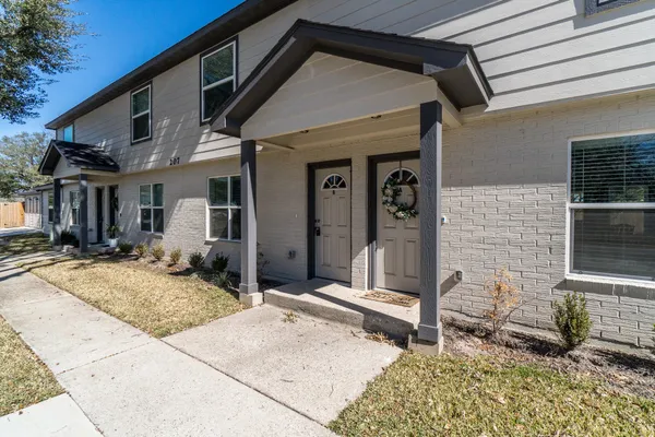 $1,600 | 207 North Poplar Street, Unit B, Tomball, TX 77375