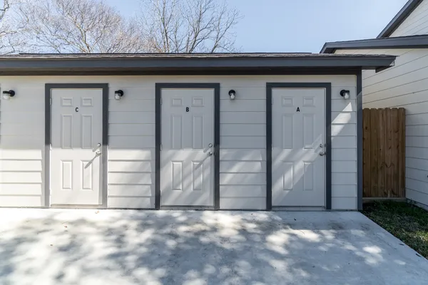 $1,600 | 207 North Poplar Street, Unit B, Tomball, TX 77375