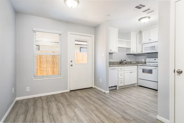 $1,600 | 207 North Poplar Street, Unit B, Tomball, TX 77375