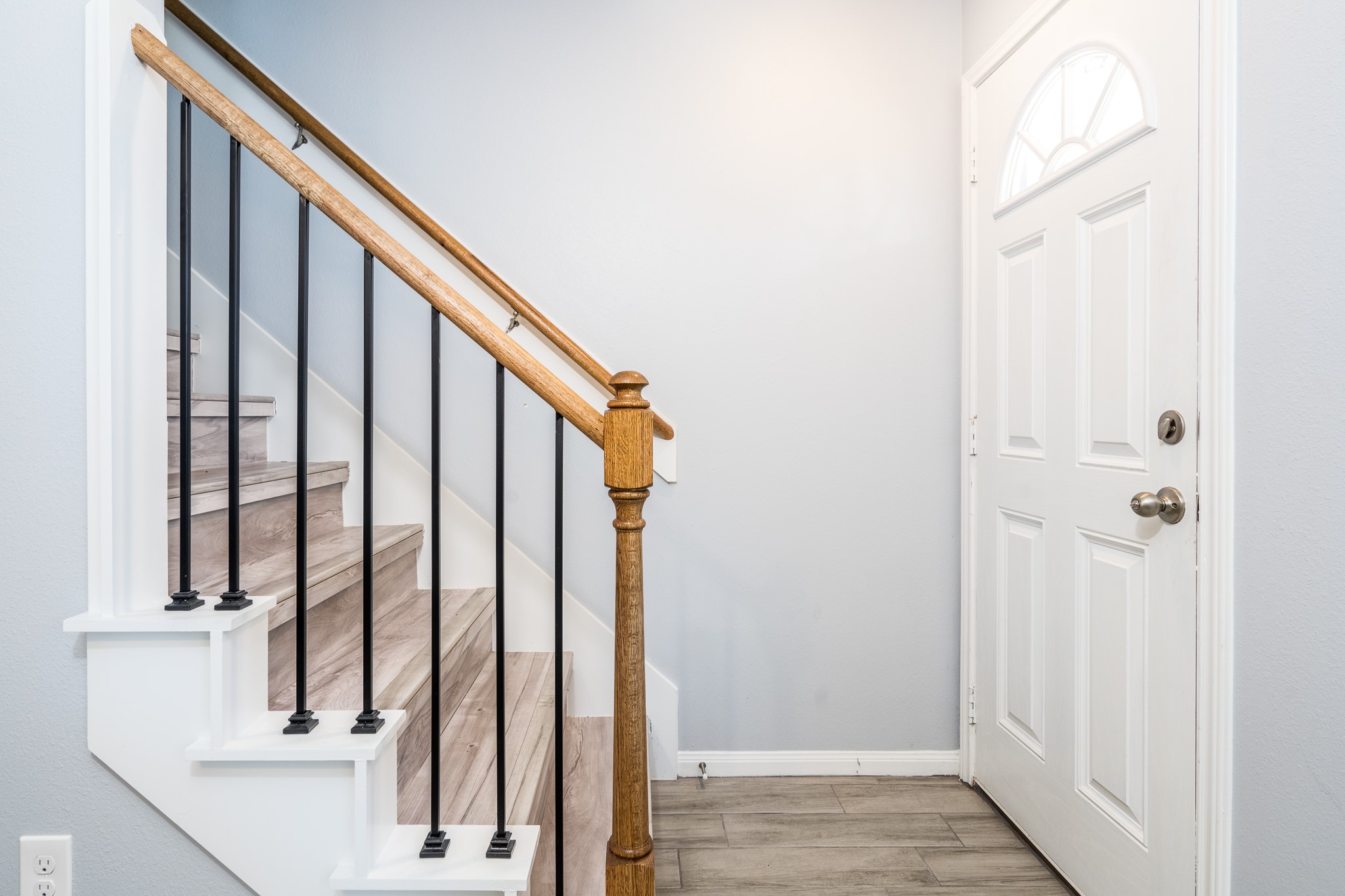 207 North Poplar Street, Unit B Tomball, TX 77375 - Photo 7 of 21 lets go upstairs.
