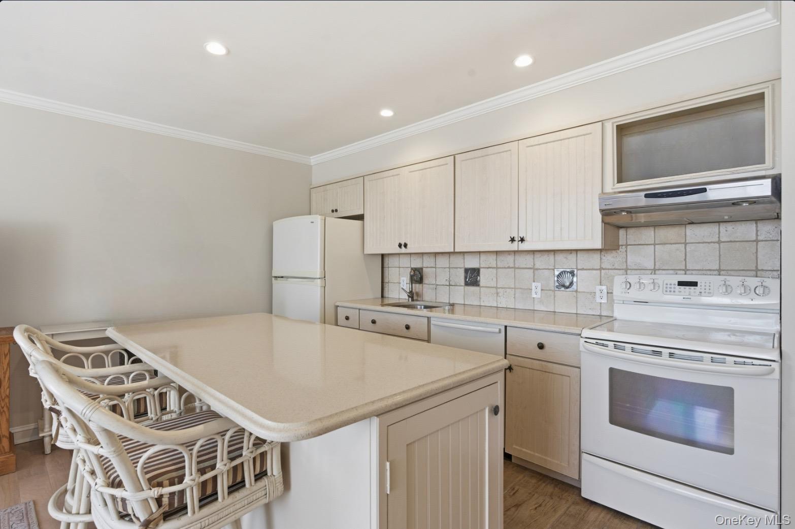253 Dune Road, Unit 49 Westhampton Beach, NY 11978 - Photo 7 of 28 Fully Equipped Kitchen