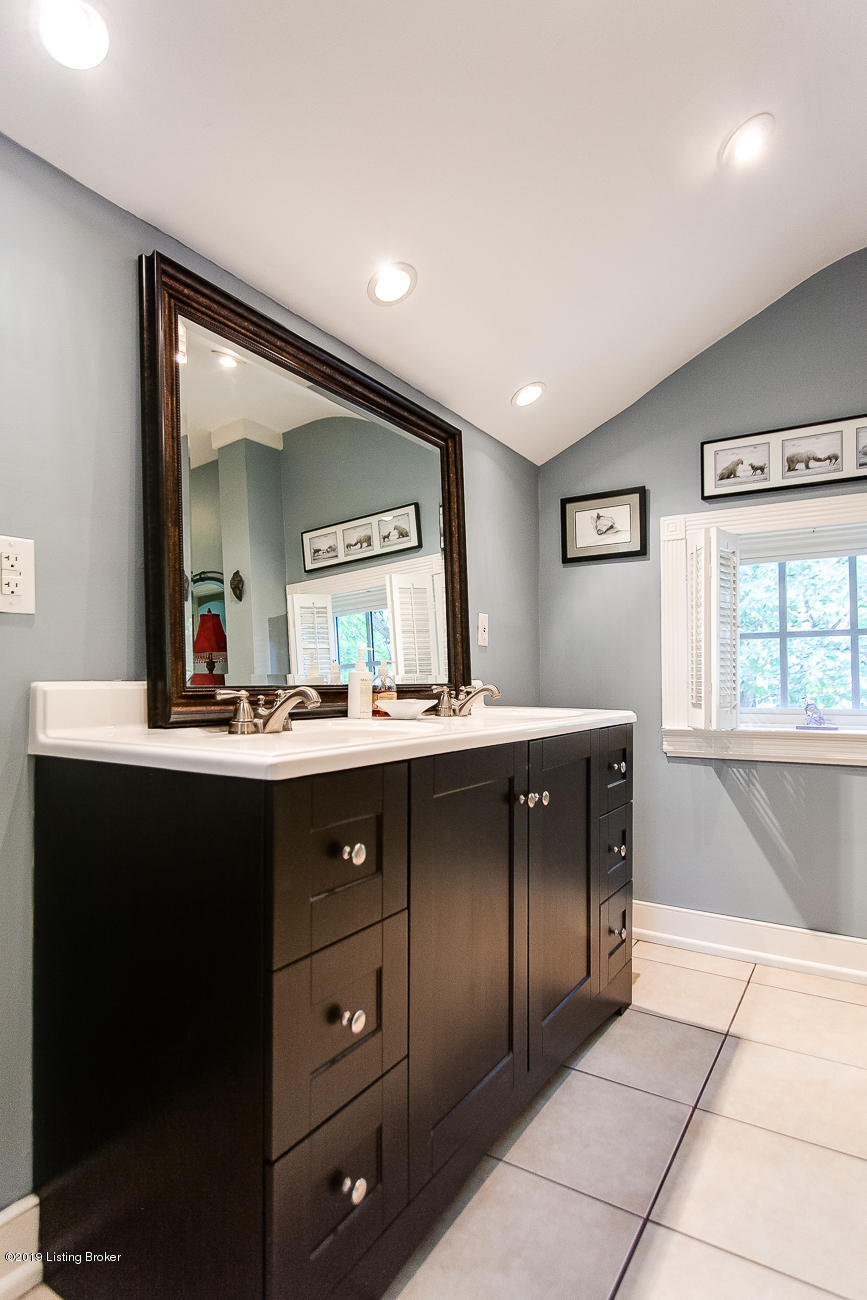 633 Upland Road Louisville, KY 40206 - Photo 26 of 41 2nd Floor Full Bath