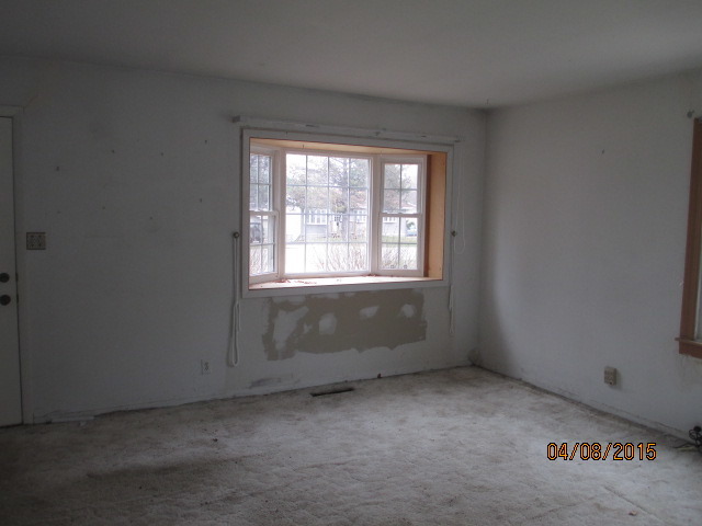 119 East Oltendorf Road Streamwood, IL 60107 - Photo 7 of 11 an empty room with a window