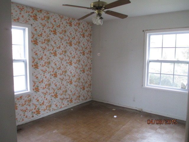 119 East Oltendorf Road Streamwood, IL 60107 - Photo 8 of 11 an empty room with a window