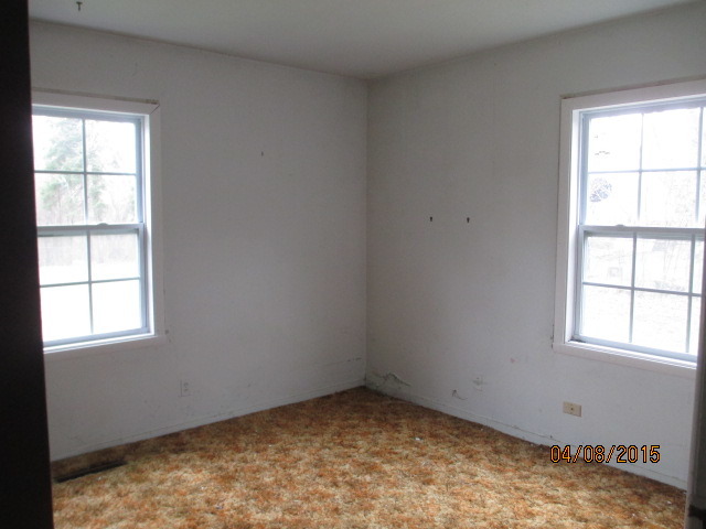 119 East Oltendorf Road Streamwood, IL 60107 - Photo 10 of 11 an empty room with a window