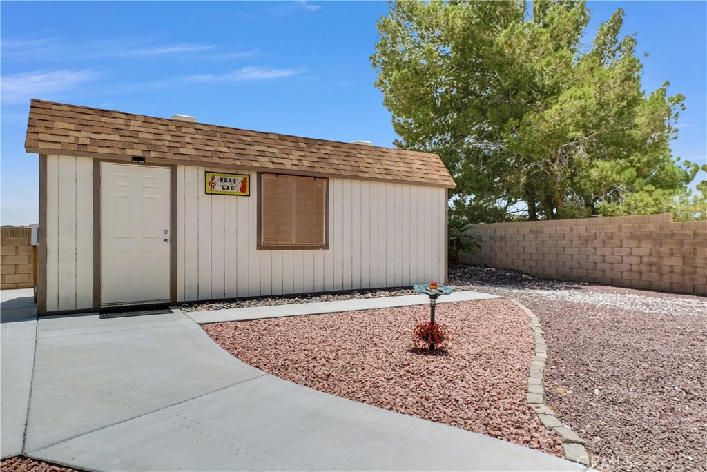 13931 Falling Leaf Road Apple Valley, CA 92307 - Photo 25 of 50 Music Room