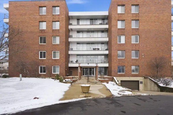 $2,600 | 4000 Triumvera Drive, Unit 201A, Glenview, IL 60025