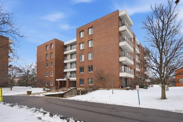 $2,600 | 4000 Triumvera Drive, Unit 201A, Glenview, IL 60025