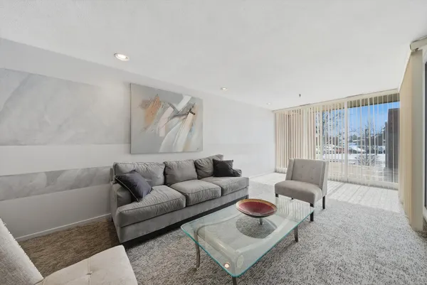 $2,600 | 4000 Triumvera Drive, Unit 201A, Glenview, IL 60025