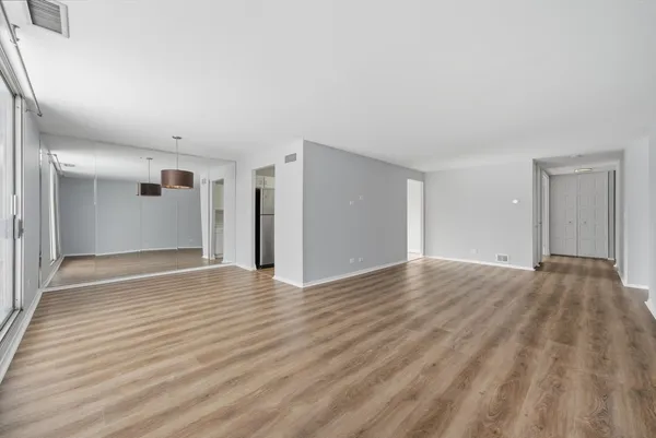 $2,600 | 4000 Triumvera Drive, Unit 201A, Glenview, IL 60025