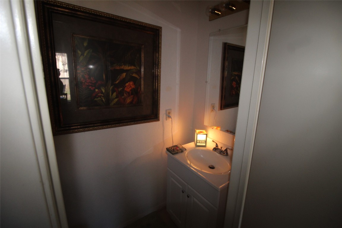 808 Angleton Cove Austin, TX 78748 - Photo 16 of 17 Half bath with vanity