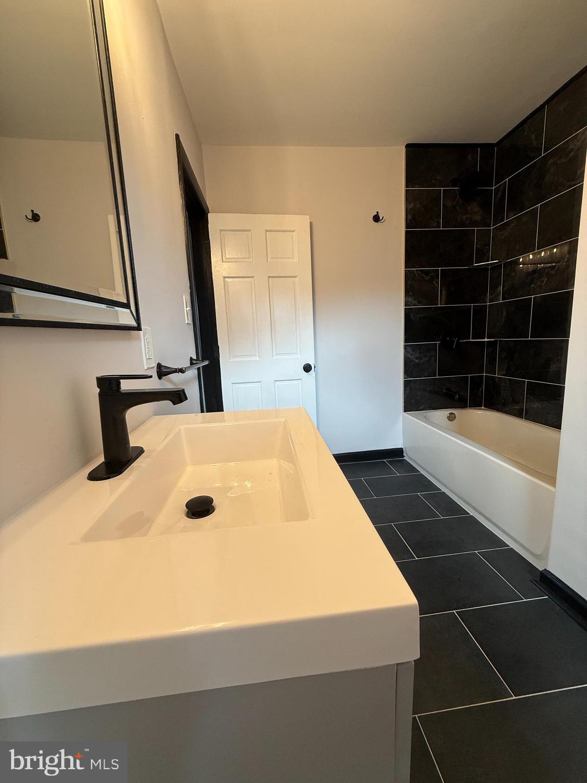 11 Sunset Lane Bridgeton, NJ 08302 - Photo 8 of 16 a bathroom with a bathtub